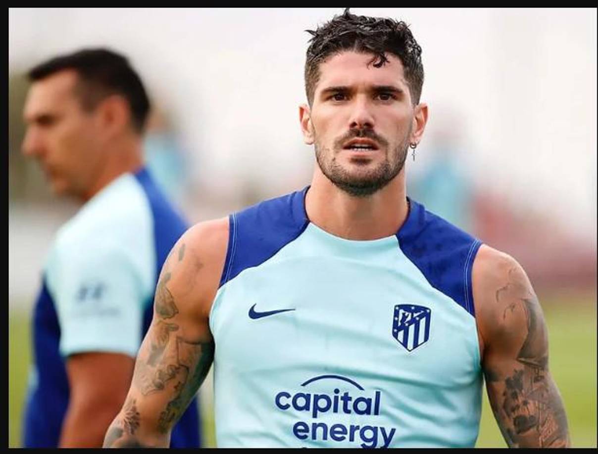  Ese paso por la peluquería lo llevó a que lo compararan en las redes sociales con<b> David Beckham</b> y lo colocó en la tapa de la revista Rolling Stone, para la que posó desnudo con un boxer Dolce &amp; Gabbana bajo el titular “el jugador más buscado dentro y fuera de la cancha”.