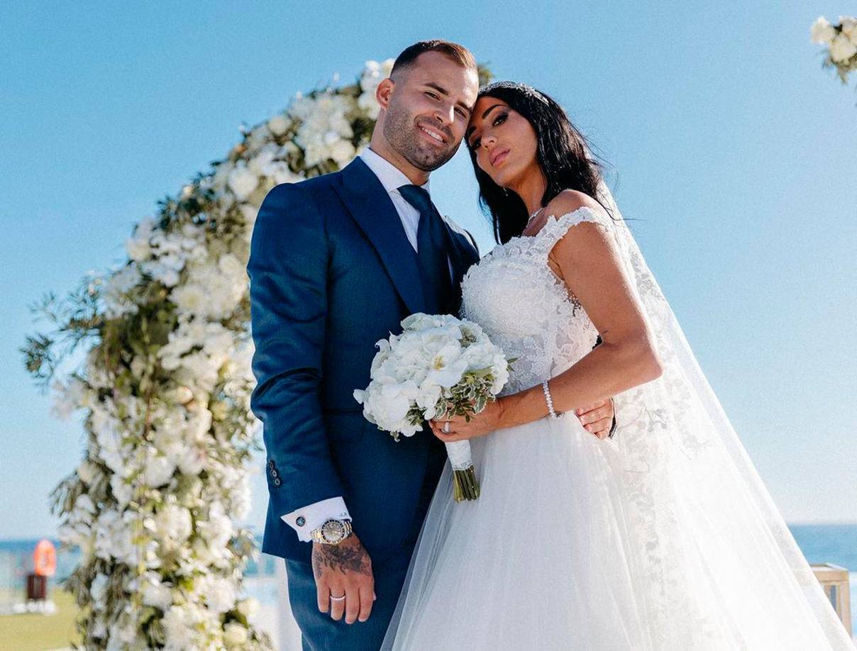 Sin embargo, en su vida amorosa, el exjugador del Real Madrid tras varios episodios de polémica separación, el delantero se mantiene al lado de Aurah Ruiz.