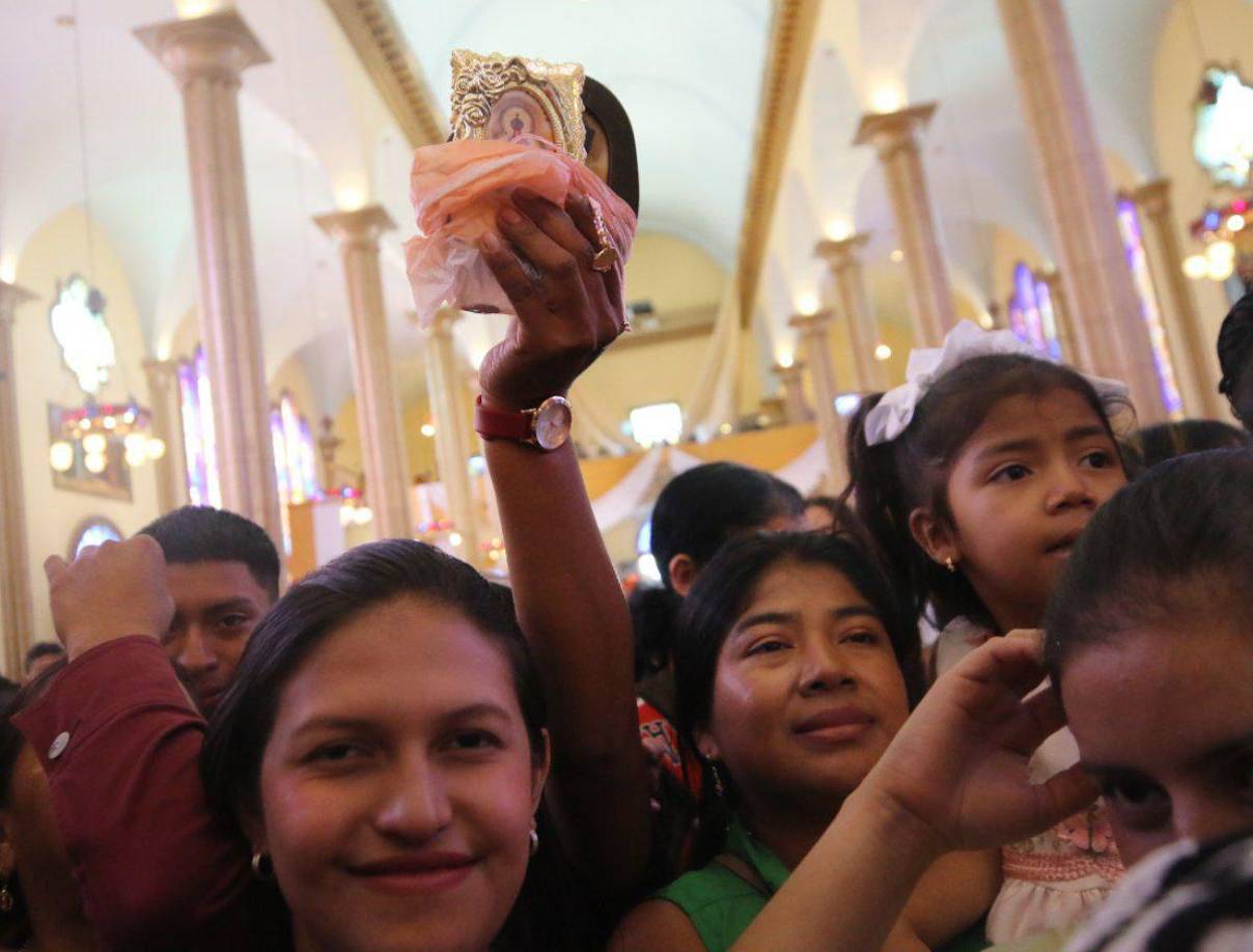 Entre los creyentes que llegaron la semana pasada figuran los garífunas (negros), con una representación de comunidades en el Caribe de Honduras que trajeron ofrendas y le cantaron, con música de tambores.