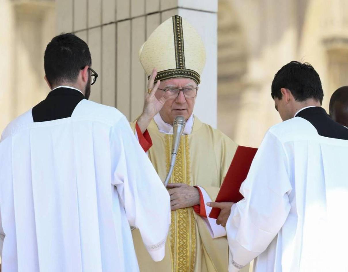 Cardenal decano deseó suerte al 'papable' Pietro Parolin