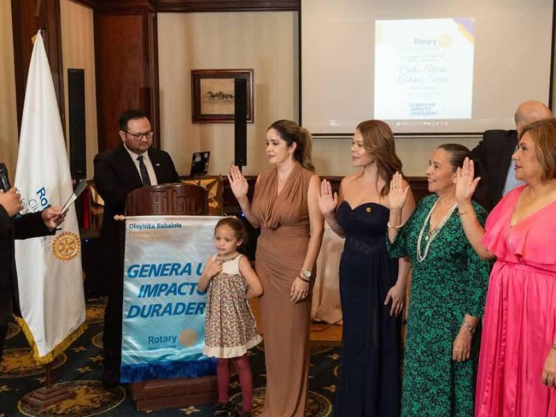 Durante el evento también se realizó la juramentación de las damas rotarianas.
