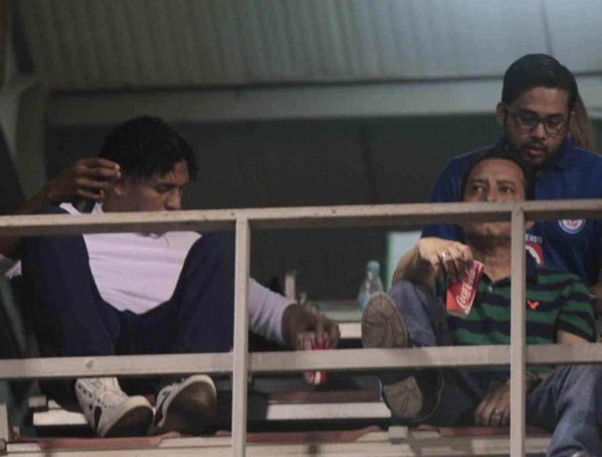 Carlo Costly fue captado en uno de los palcos del estadio Morazán.