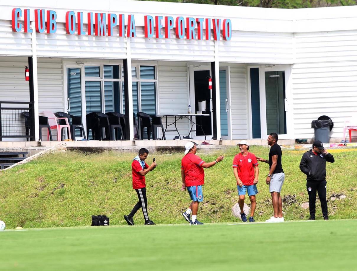 Ahí fue donde aprovechó el momento para charlar un poco con el entrenador argentino previo a este primer duelo de la gran final ante Olancho FC.
