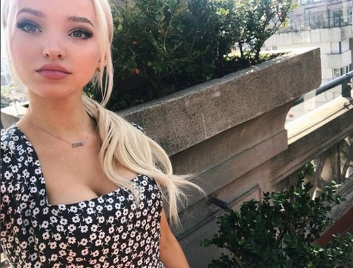 Dice que admira muchísimo a Demi Lovato por la gran voz que tiene.