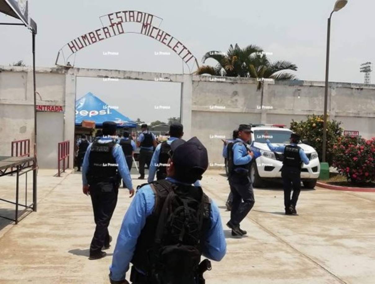 La Policía Nacional se tomó desde muy temprano el estadio Humberto Micheletti para resguardar a los aficionados del Honduras Progreso y Juticalpa.