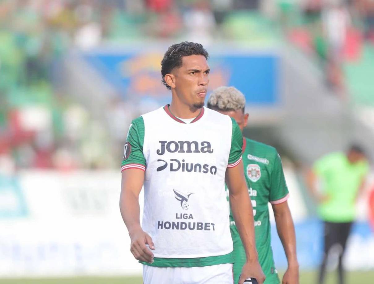 Allans Vargas, que no tuvo participación, saliendo del Yankel después del partido.