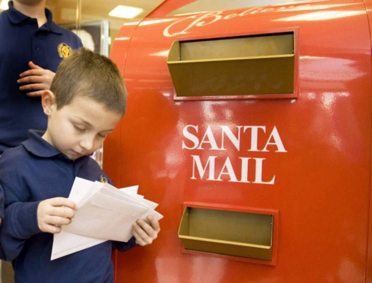 SantaMail ► El creador de esta web se ha convertido en Santa Claus y además en millonario. Tuvo la brillante idea de enviar e-mails a los niños firmados por el mismísimo Papá Noel y cobrar a sus padres 10 dólares por cada uno. Ya ha vendido 200.000 de las dichosas cartas.
