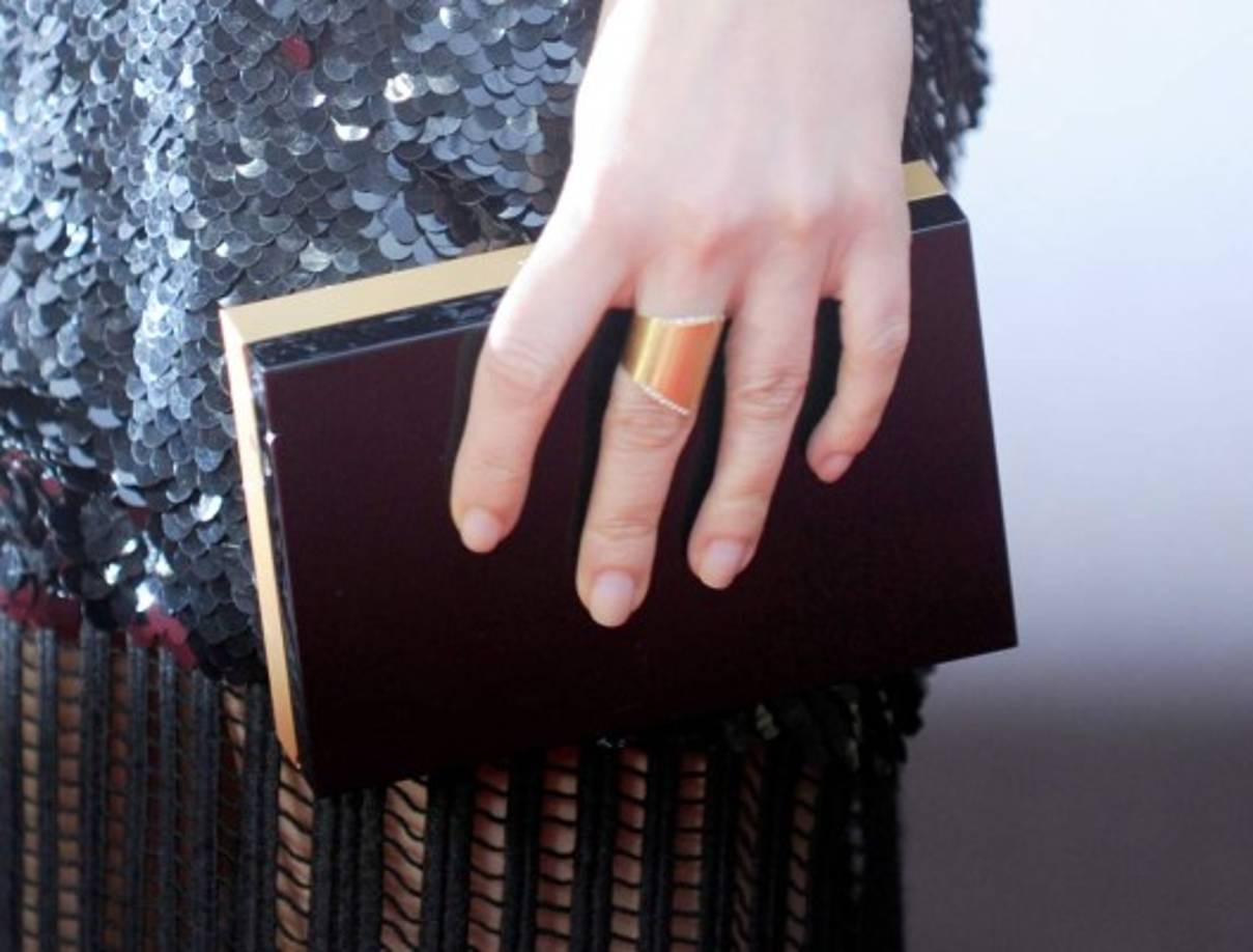 La cartera cuadrada, pero muy chic que usó la actriz.