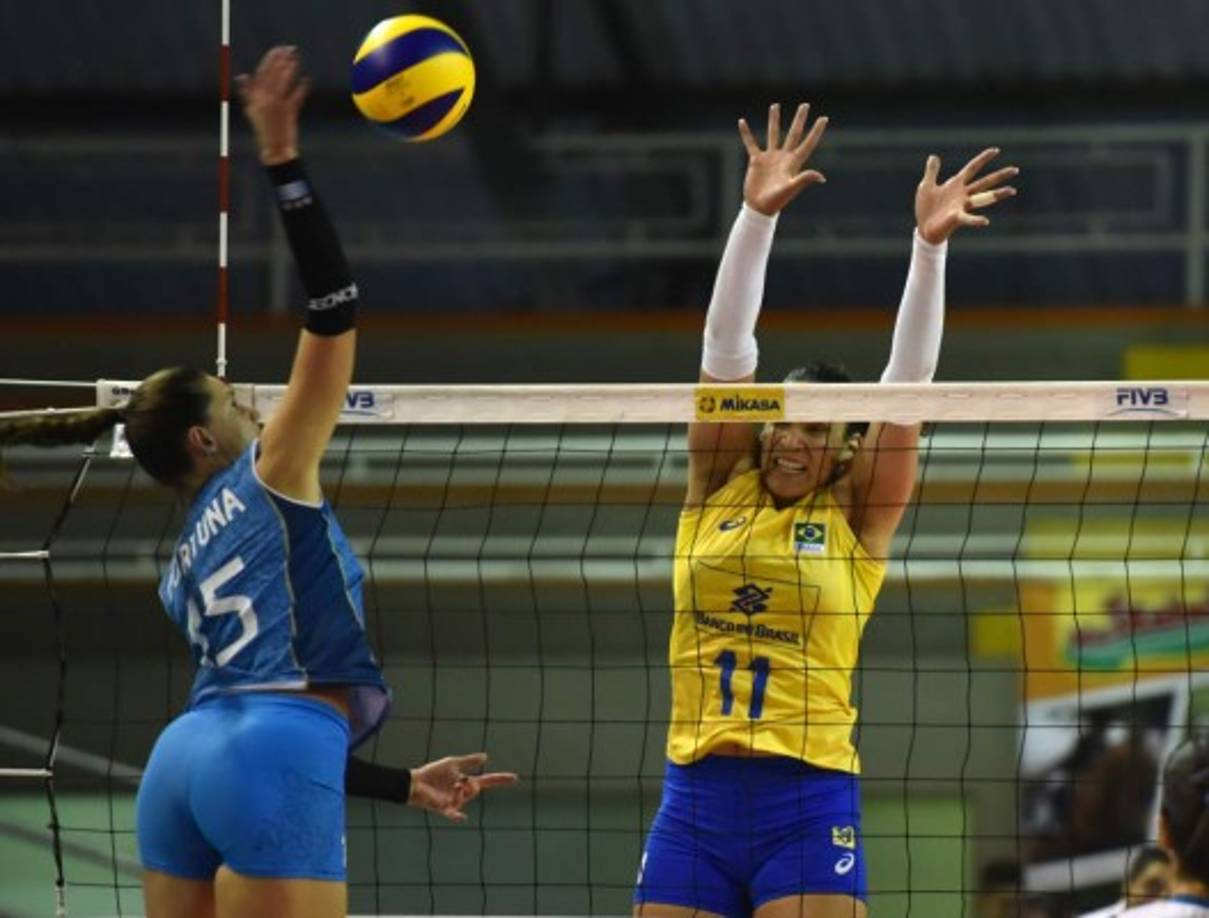 VOLEIBOL. Coraje sudamericano. La argentina Antonela Fortuna hace su remate frente a la brasileña Tandara Caixeta en el partido del Sudamericano que se disputa en Cali, Colombia.