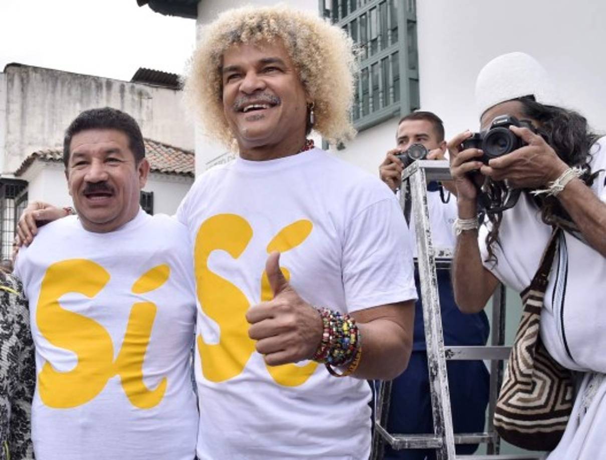 COLOMBIA. En campaña por el “sí”. Carlos “El Pibe” Valderrama y el exboxeador Miguel “Happy” Lora en apoyo al “Sí” del referendo de octubre 2. Foto: AFP/Guillermo Legaria