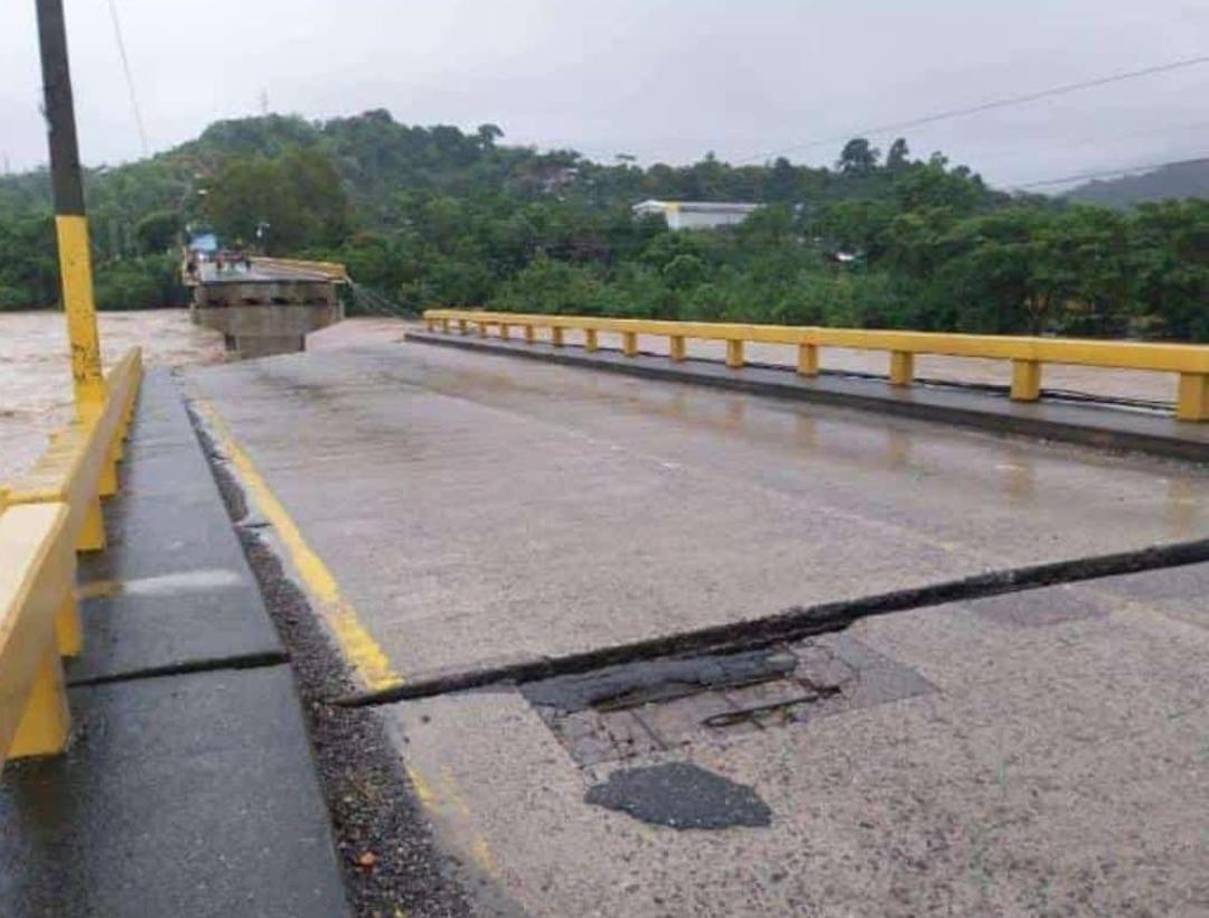 En La Ceiba, cabecera departamental y principal ciudad del departamento de Atlántida, el puente Saopin, sobre el río Cangrejal, colapsó parcialmente. 