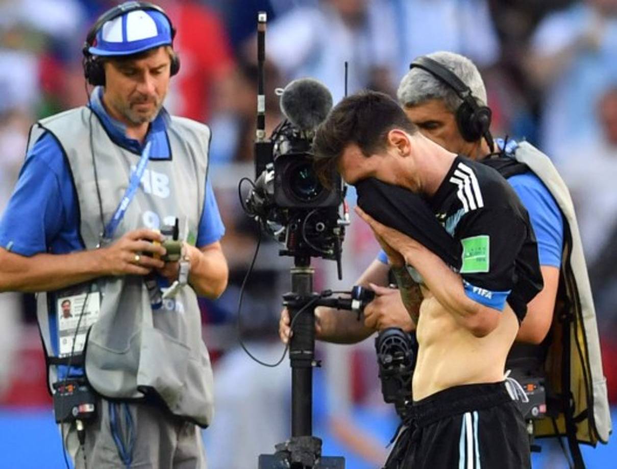 Un fallido estreno de Lionel Messi en Rusia-2018 dejó a Argentina al borde del escarnio ante la debutante Islandia con apenas un empate 1-1, en un sábado en el que la única estrella fue el videoarbitraje (VAR), en su primera aparición en un Mundial.
