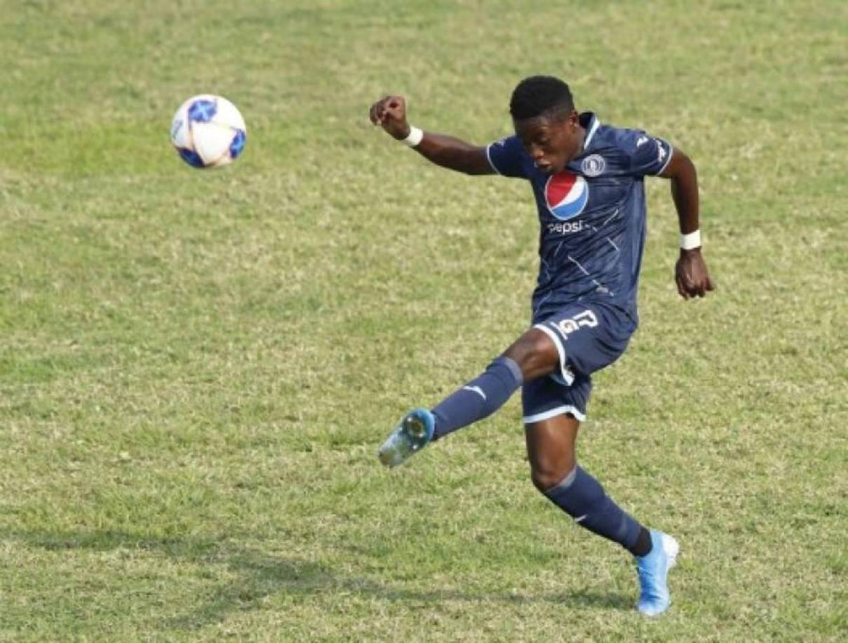 Wesly Decas: Lateral por la banda izquierda.