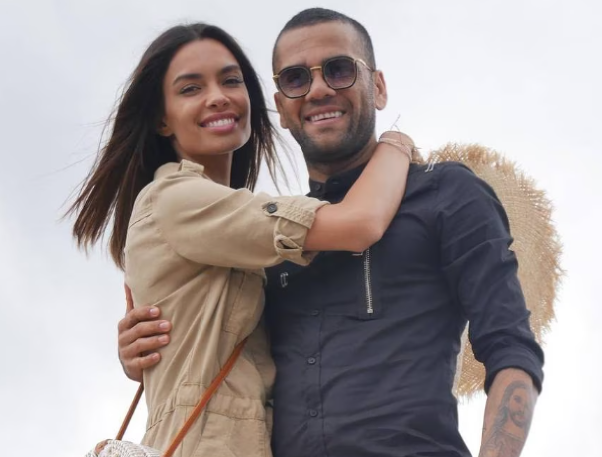 Sin embargo, tras varias semanas en silencio y sin contestar a ninguna pregunta de los paparazzi, la influencer revela cómo es su relación con Alves mientras sigue detenido.