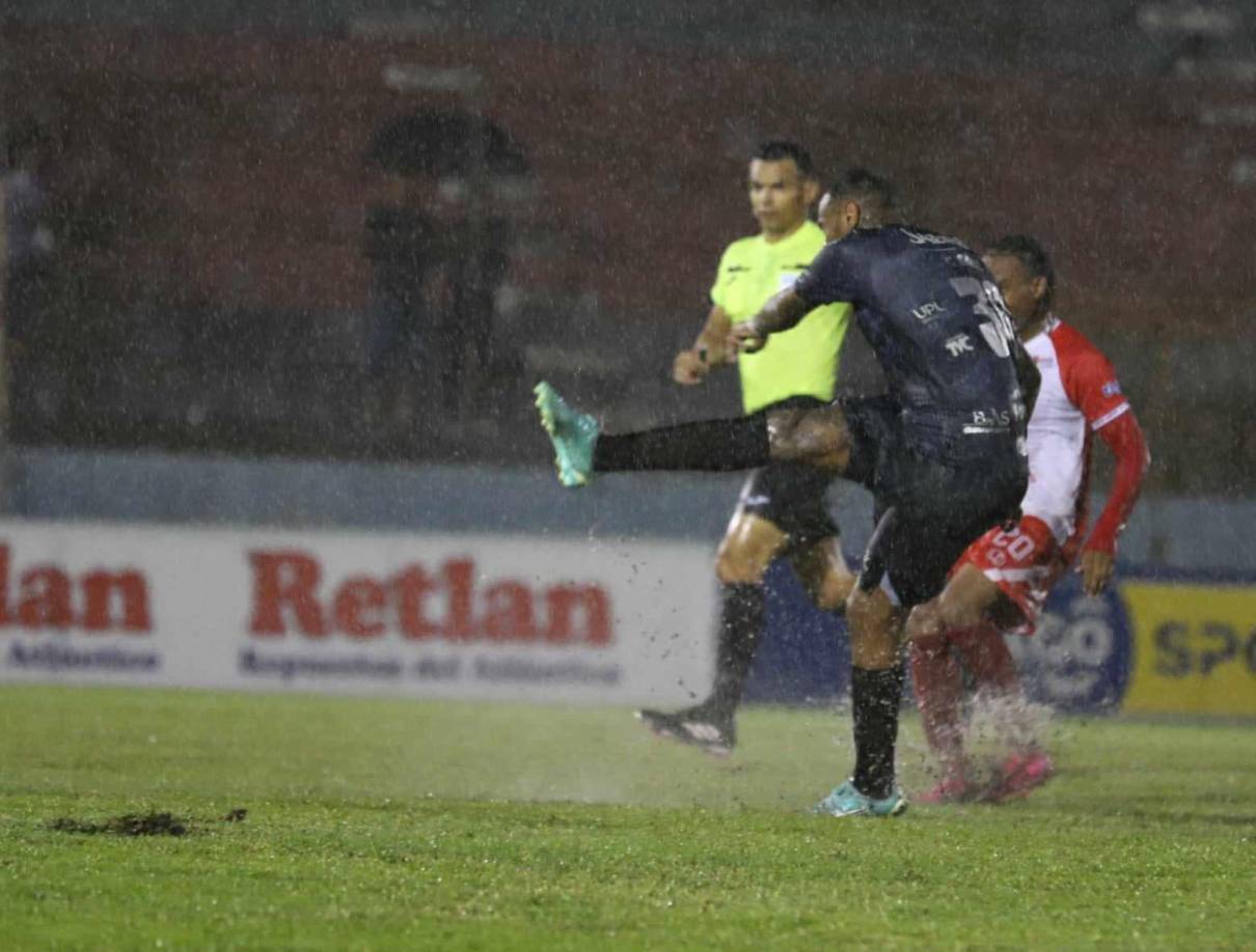¡Una joya! Al minuto 27’, el atacante panameño nos regaló un tremendo golazo de talla. Levantó el balón y sacó un derehazo para colocar el 2-0 en menos de media hora.