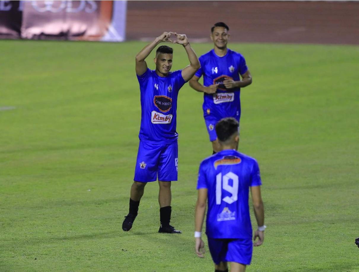 Gerson Rodas, que jugó en Real España, Olimpia, Platense y Honduras Progreso, se estrenó con gol y así lo festejó.
