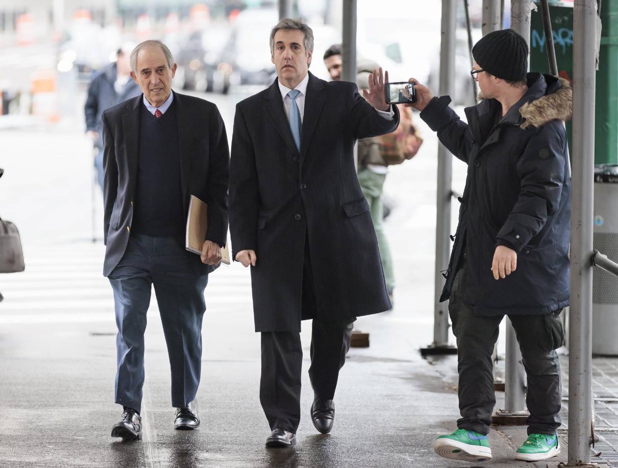 El abogado Cohen aceptó cooperar con las autoridades. En agosto de 2018 admitió haber efectuado el pago a la actriz porno “a solicitud” de Trump, que se vio obligado a admitirlo, pero sostuvo en Twitter que no utilizó “dinero de la campaña”. En cuatro años de proceso, el expresidente no ha aceptado testificar ante los fiscales neoyorquinos.