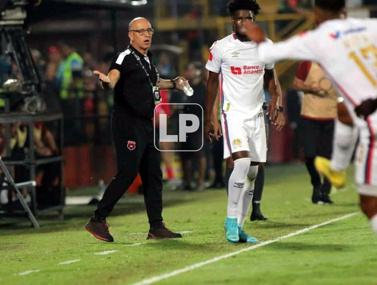 Fabián Coito vivió de manera intensa el partido y se le vio reclamando bastante a los árbitros.