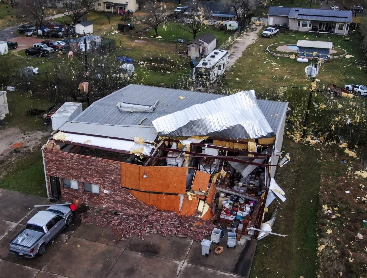 Imágenes difundidas por la televisión local y en línea mostraron casas destrozadas, con postes de luz, cables eléctricos y escombros regados por las calles.