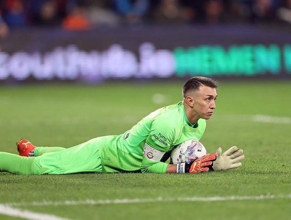 En unas declaraciones ante la Fiscalía turca que investiga el caso, Muslera afirmó que Seçil Erzan, directora de una filial del Denizbank en Estambul, le convenció en diciembre pasado a invertir 1,2 millones de dólares en un fondo supuestamente muy rentable.