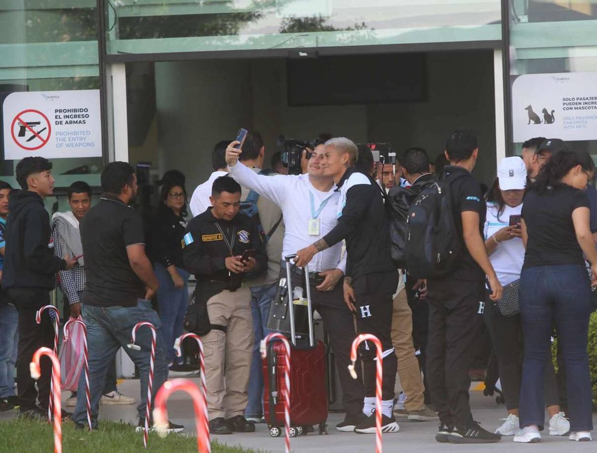 Andy Nájar fue otro de los jugadores solicitado por los aficionados en el Aeropuerto Internacional de Palmerola de Comayagua.