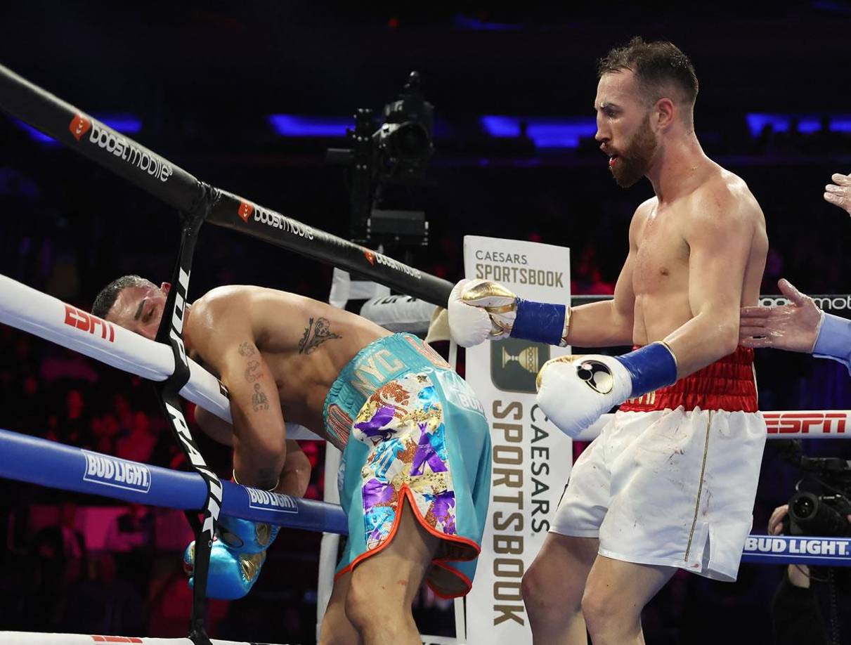 Sandor Martín pegó algunos golpes ilegales que acusó Teófimo López.