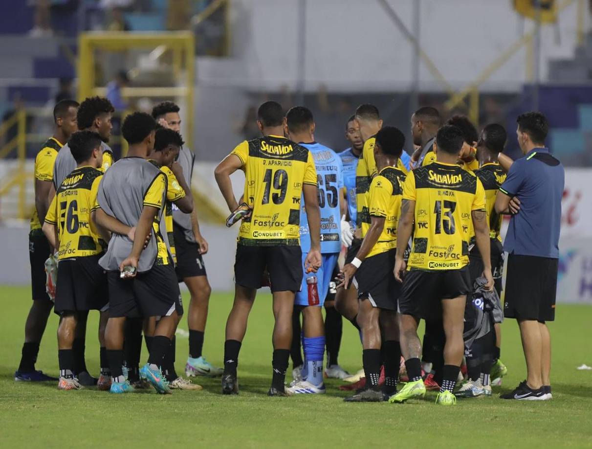 Los futbolistas del Real España se reunieron en el campo del Morazán después de perder (0-1) contra el Juticalpa FC.