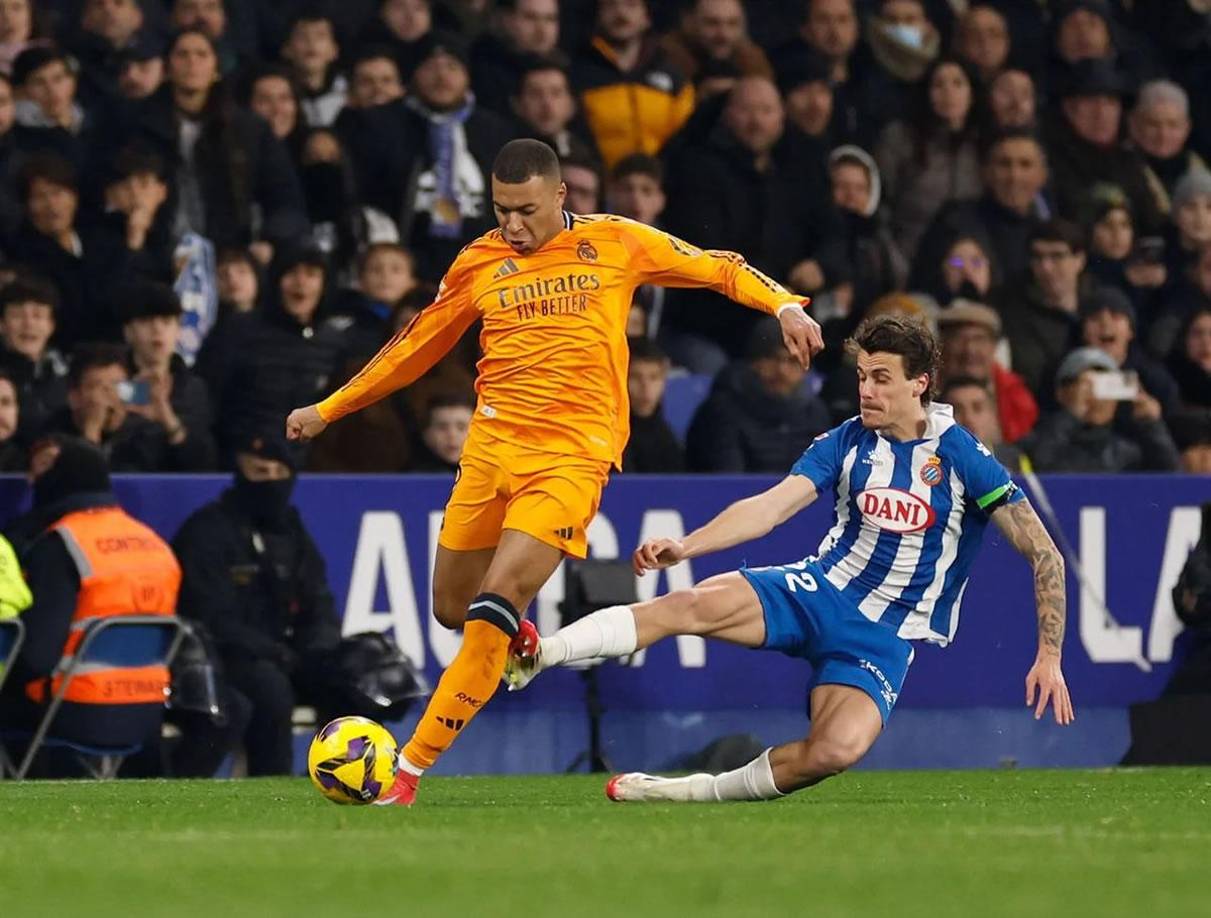 Mbappé se iba a toda velocidad con el balón cuando Carlos Romero se le tiró por la espalda con una patada.