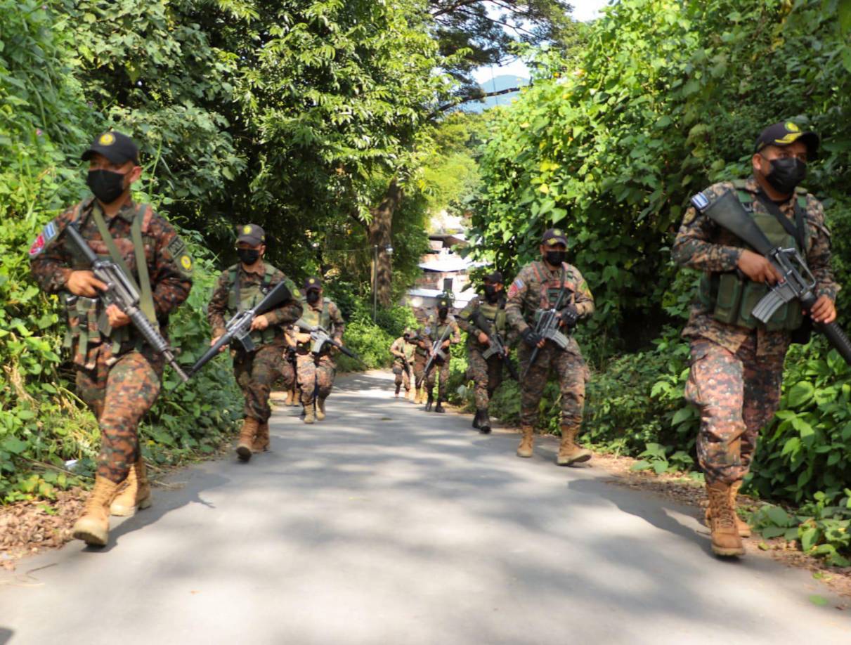 En julio, Bukele lanzó la cuarta fase del plan gubernamental, con la que supuestamente los militares se mantendrían permanentemente en las zonas controladas por las pandillas y se duplicaría el número de efectivos en el Ejército, según explicó Merino.
