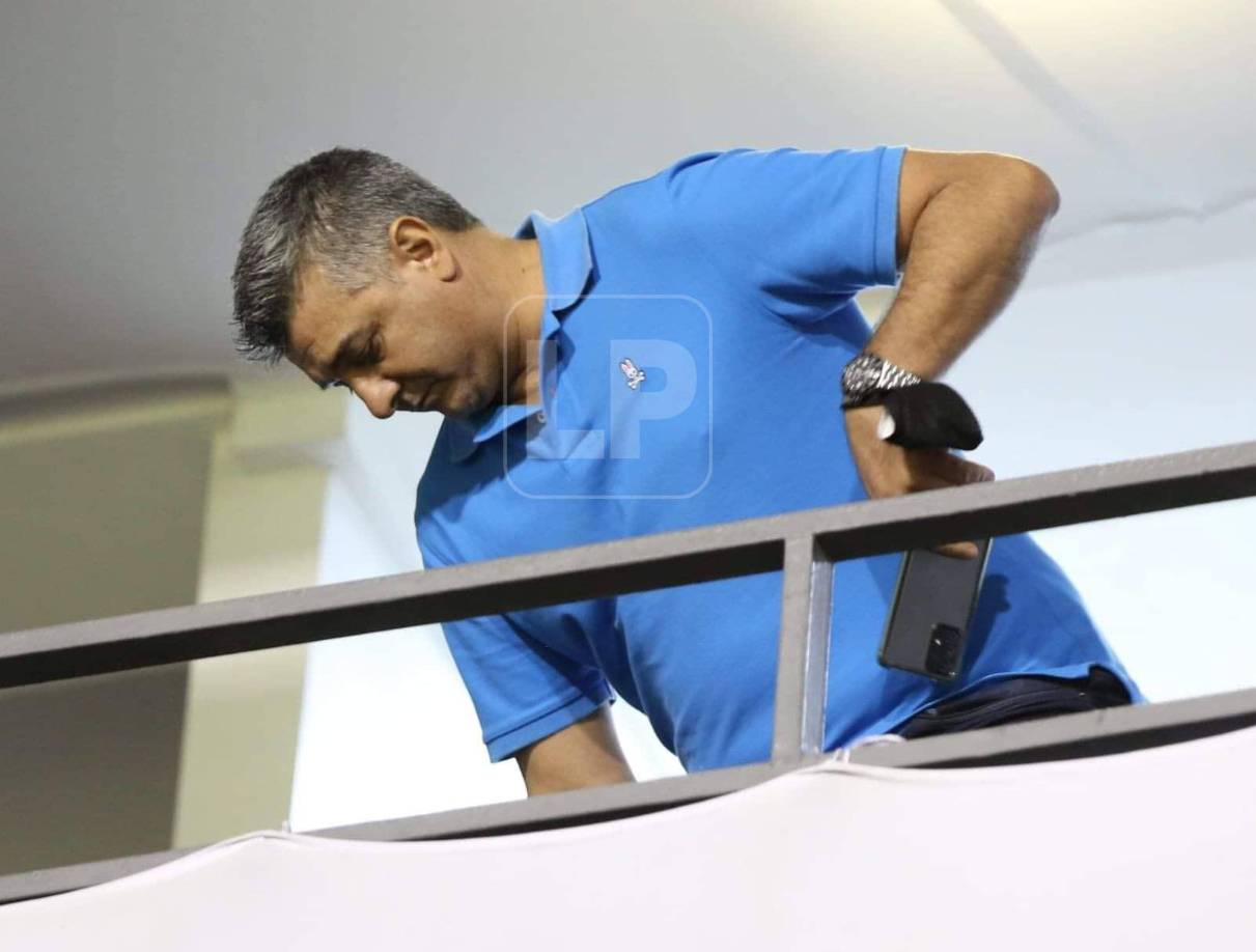 Diego Vázquez, seleccionador de Honduras, fue captado en el sector de palco y pudo observar los dos juegos que se realizaron en Tegucigalpa.