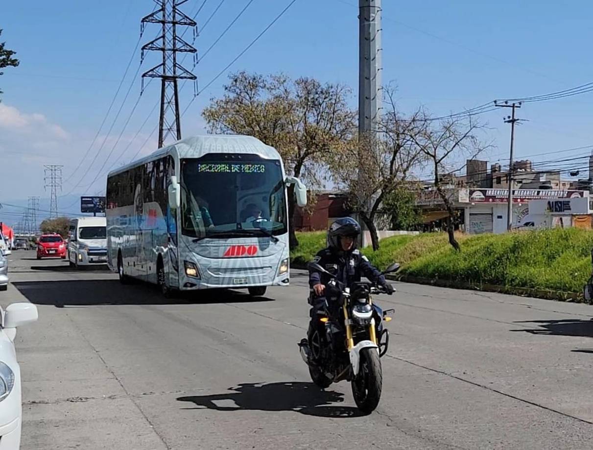 El autobús de la selección mexicana llegando al hotel de concentración en la ciudad de Toluca.