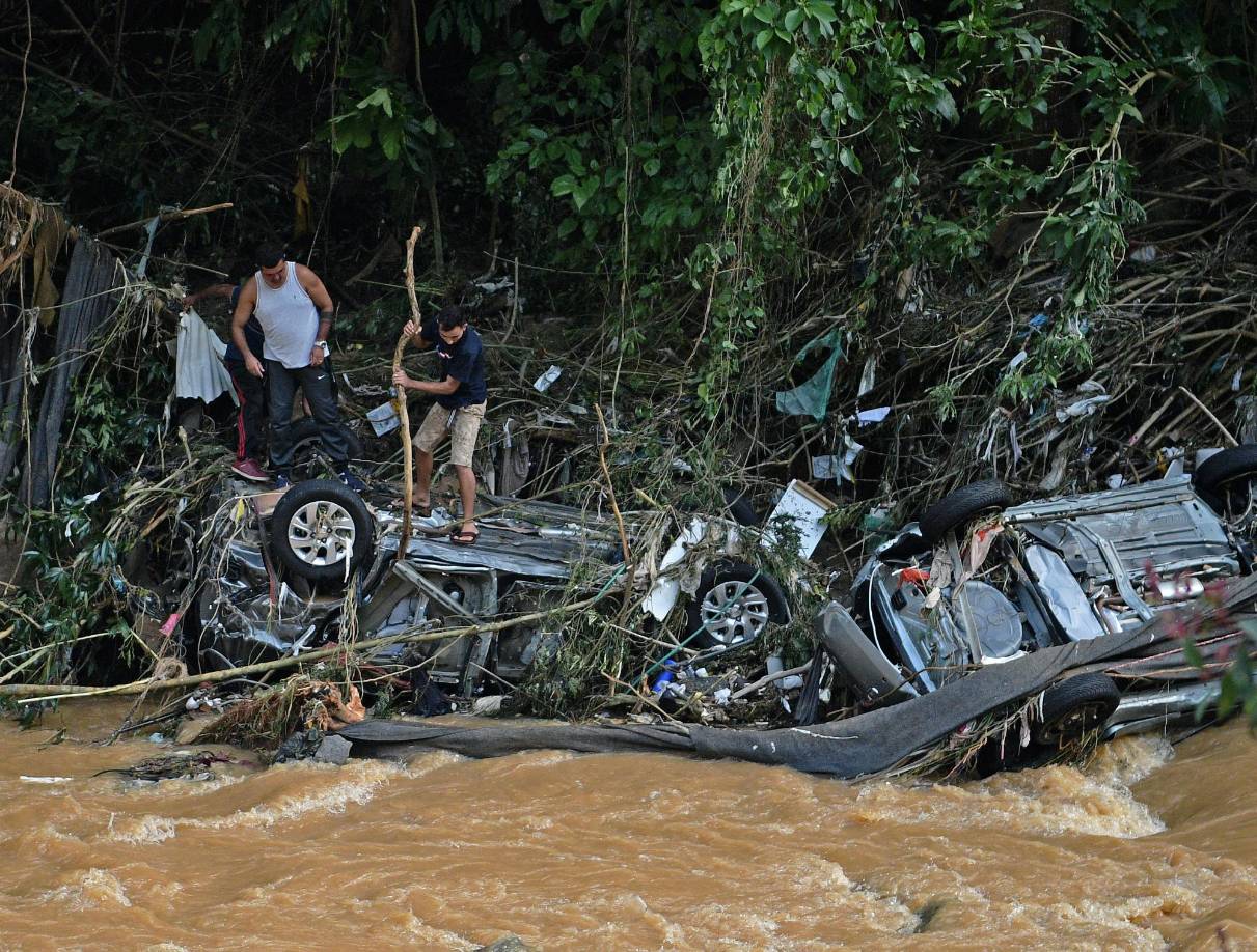 A primera hora, los vecinos seguían rebuscando entre el lodo a los desaparecidos por los ríos correntosos que el martes arrastraron todo al pasar y dejaron un reguero de destrucción en esa antigua ciudad imperial al norte de Rio de Janeiro que registró sus peores lluvias en 90 años.