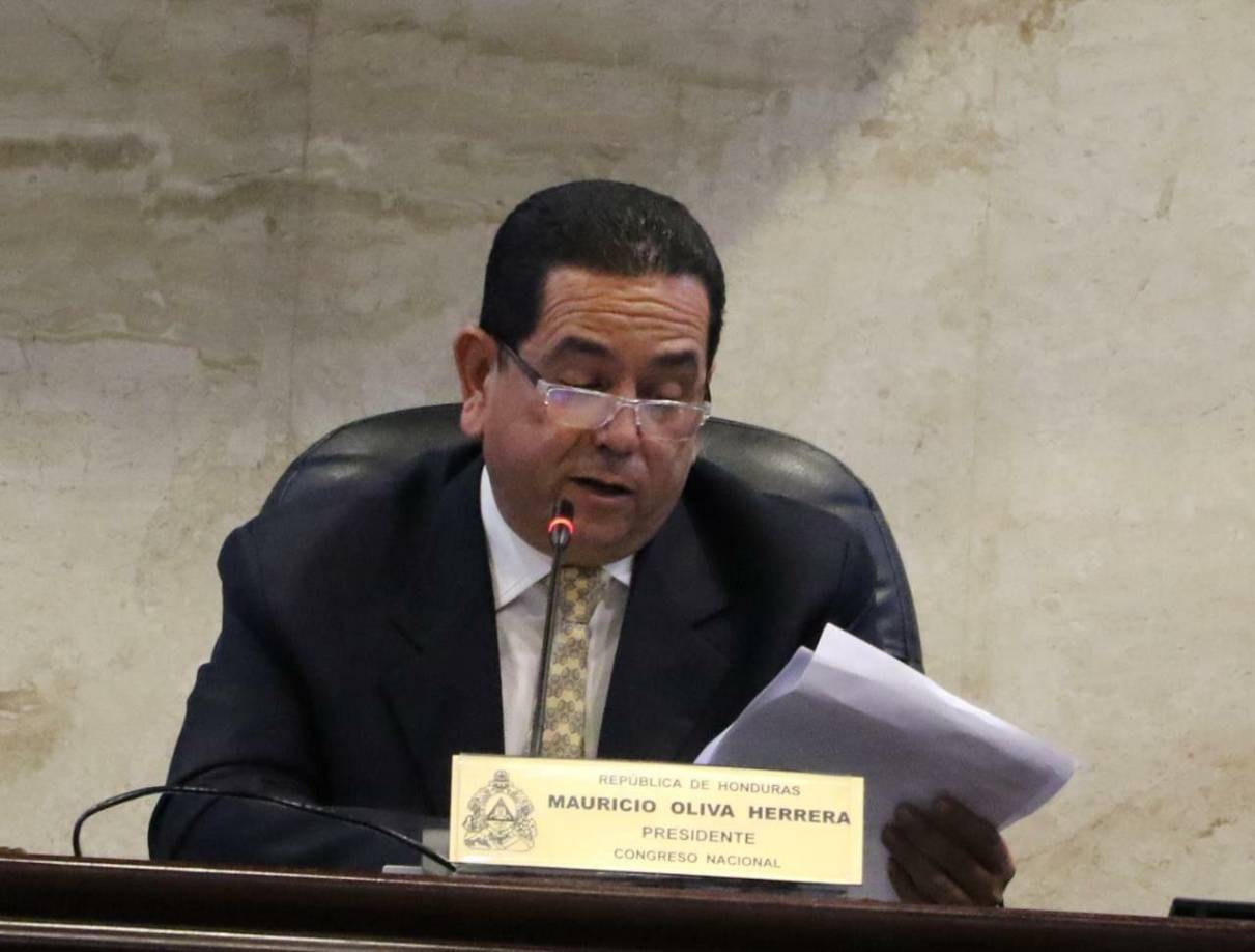 “Tengo que salir fuera del país, no por las agresiones físicas, por el botellazo que recibí la semana pasada, tampoco por la campaña enorme que han montado en mi contra, a través de audios ilegalmente infiltrados; No, salgo fuera del país por mi familia, por mi hijo Diego, que tuvo una lesión muy fuerte en su rodilla derecha y tiene que ser sometido a una cirugía”, explicó.