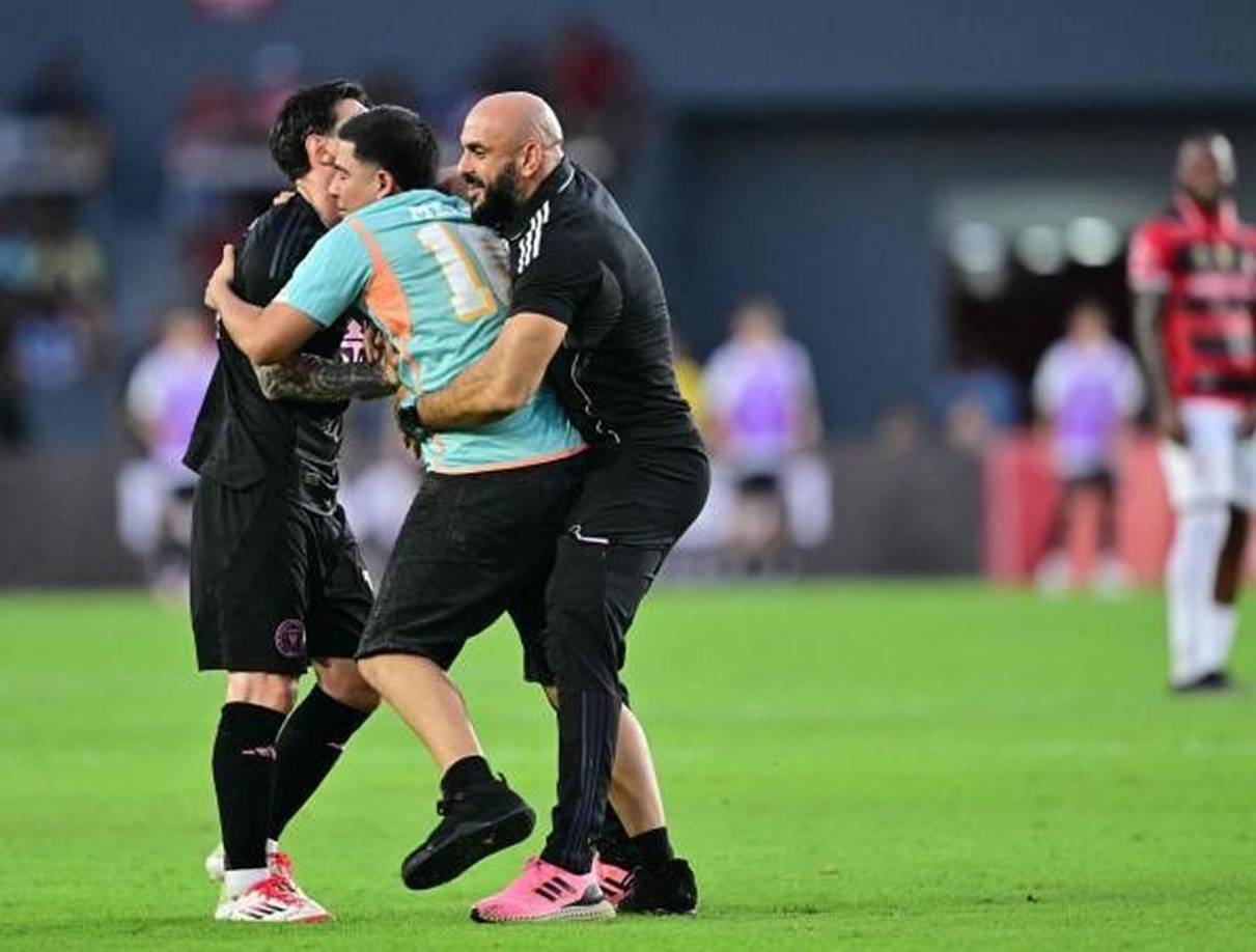 Yassine Cheuko se repuso rápidamente para ir tras al aficionado para inmovilizarlo por la espalda, mientras él abrazaba a Leo Messi.