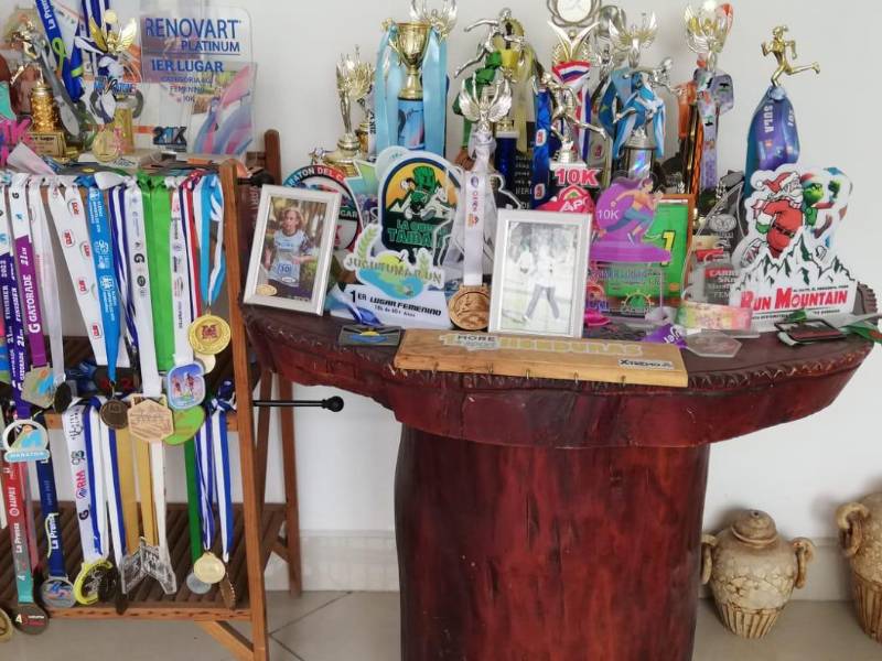 Una ganadora, <b>Afaf Hodali</b> ​​​conserva cada una de las medallas y premios que ha conquistado en las maratones que ha participado.