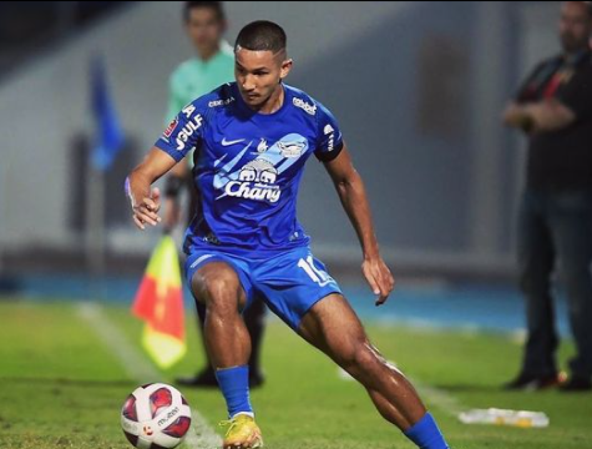 Un cazatalentos se fijó en él y en 2009 formó parte de la academia de Southampton, pero su paso por el club inglés no funcionó.