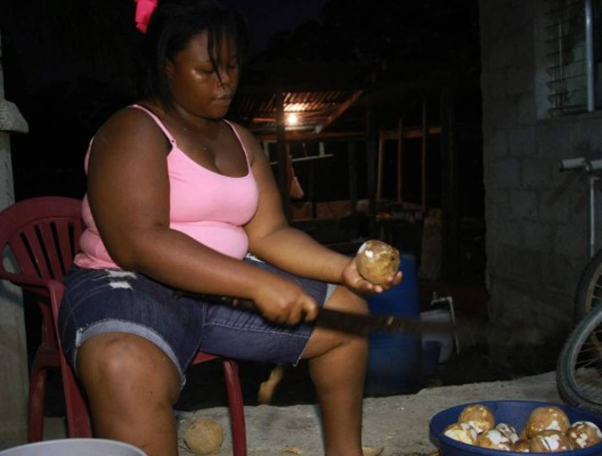 El coco es indispensable para estas comunidades para preparar el delicioso pan de coco, tabletas y otros alimentos. Una de las petición es que les ayuden a mejorar la siembra de esta fruta.