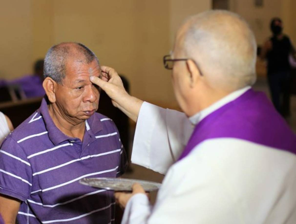 Un feligrés asiste hoy a la misa del Miércoles de Ceniza en la catedral San Pedro Apóstol en San Pedro Sula.