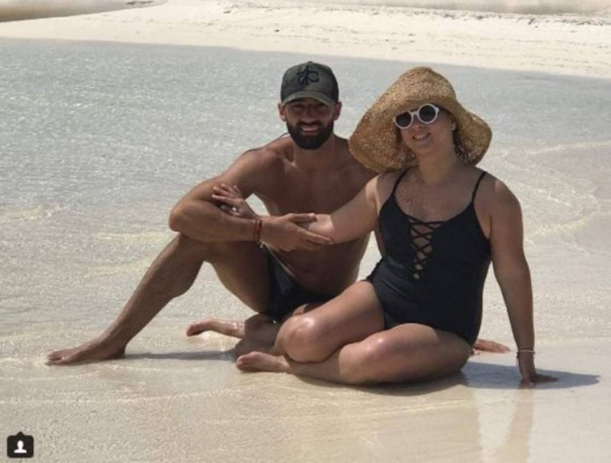 Cuando publicó esta imagen al lado de su pareja Toni Costa, la puertorriqueña fue llamada 'morsa', entre otros insultos, y tras el escándalo se defendió de esas personas dañinas que tratan mal a las personas por su imagen.