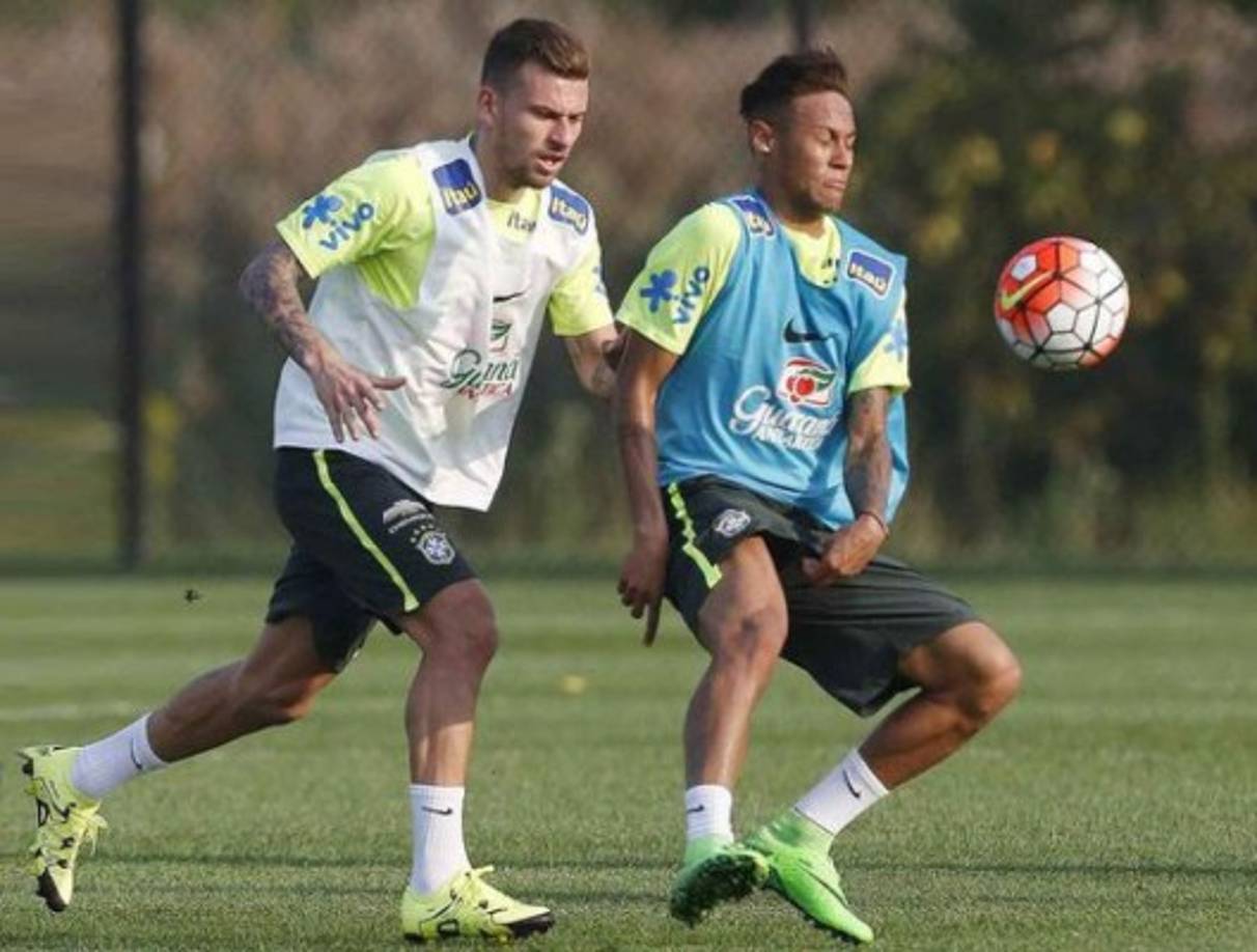 Tanto Neymar y Lucas han compartido en diversos entrenamientos del combinado brasileño.