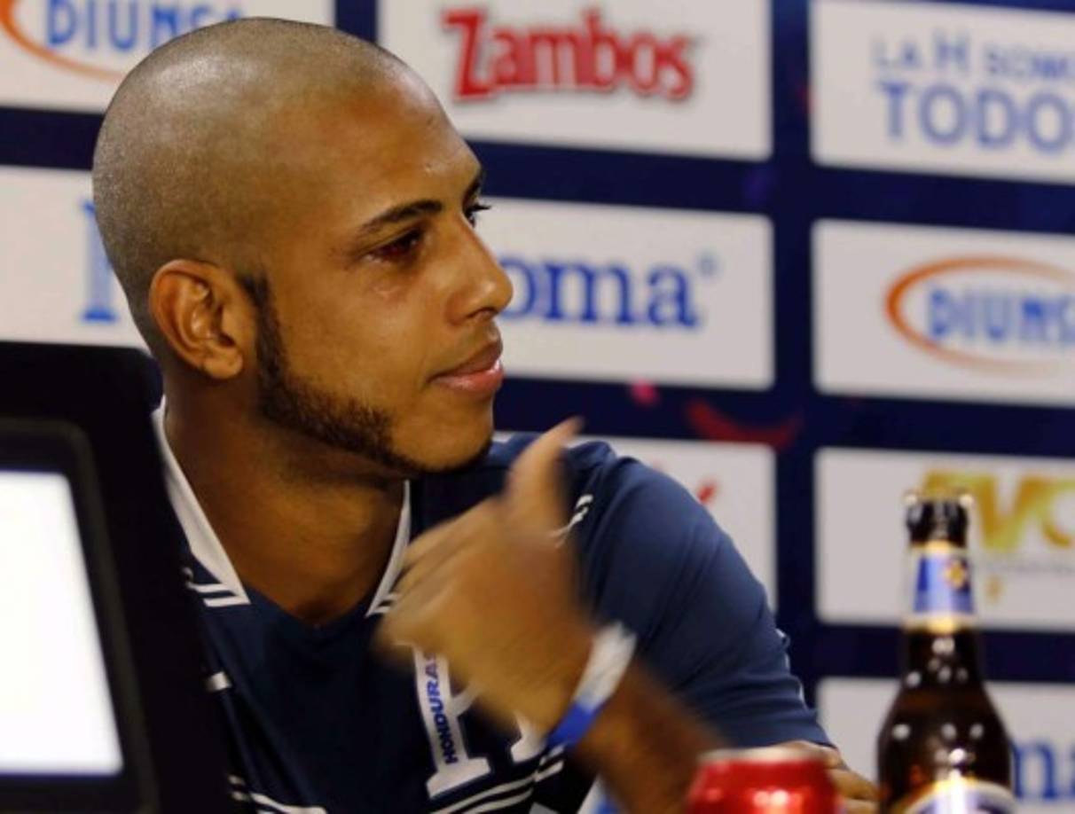 Eddie Hernández se dejó ver sin la máscara en la rueda de prensa.