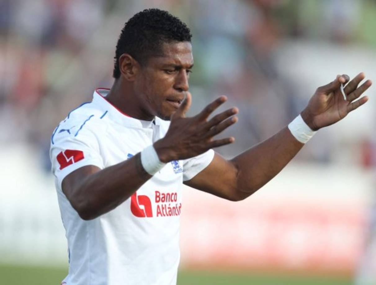 Carlo Costly: El delantero fue descartado para seguir en Olimpia y todo apunta a que llegará a reforzar el ataque del Marathón. El atacante ya habría llegado a un acuerdo con los verdes.