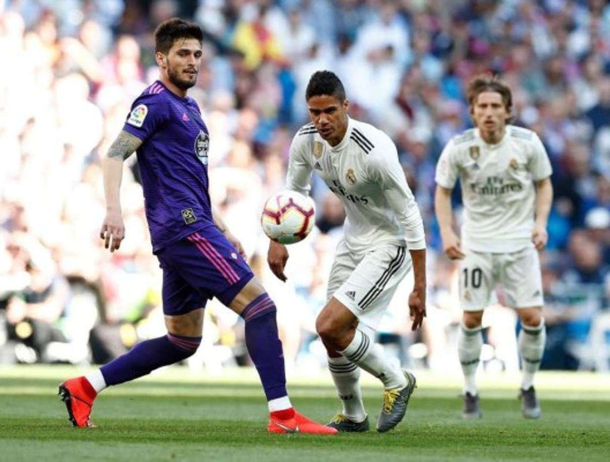 Varane: El gran defensor francés tiene muchas dudas de seguir en el Madrid la próxima temporada. Al parecer está molesto con el club madridista ya que no recibió un homenaje tras salir campeón del mundo con Francia.
