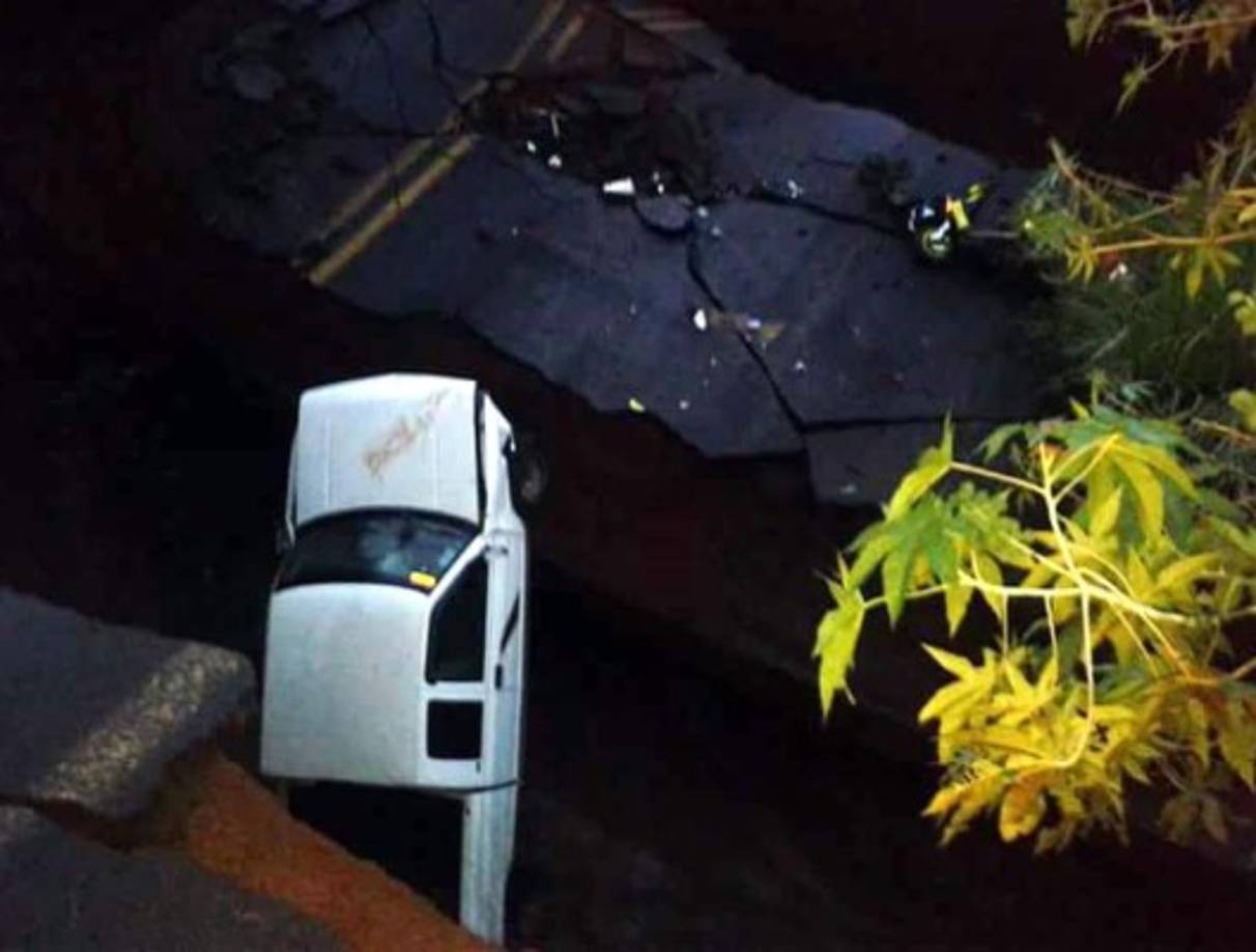 El poblado de Quitupan, en la zona sur de la entidad, se registró el desborde de un río sin reporte de víctimas humanas ni de daños en la infraestructura, y en San Sebastián del Oeste se destruyó un puente que dejó a sus habitantes incomunicados.