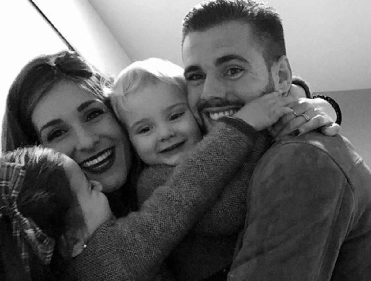 El defensa del Real Madrid, Nacho Fernández, y su familia.