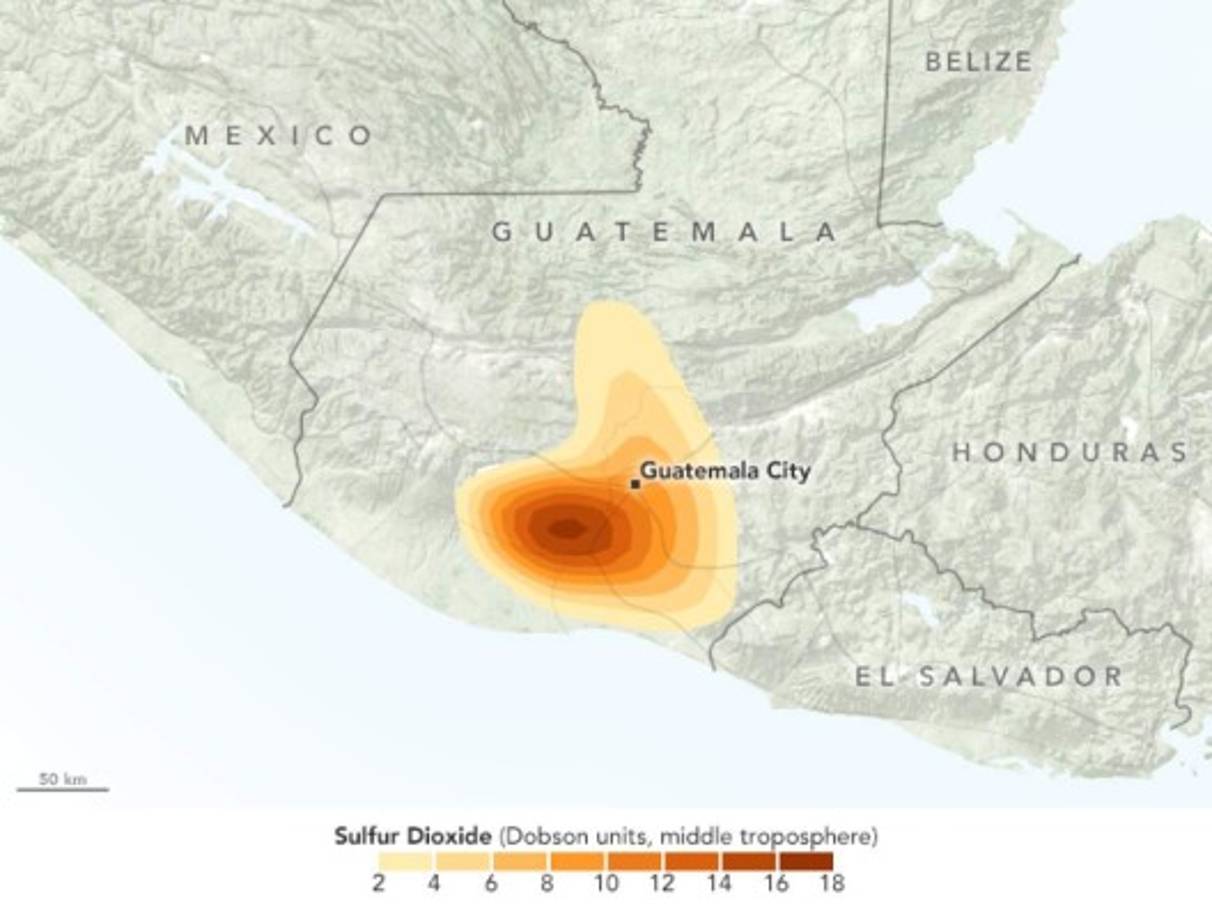 Las autoridades advirtieron que el volcán puede expulsar en cualquier momento flujos de piroclásticos, compuestos por gases tóxicos, piedras y materia volcánica, que baja a gran velocidad y arrasa con todo lo que encuentra a su paso, según el instituto de Vulcanología (Insivumeh).