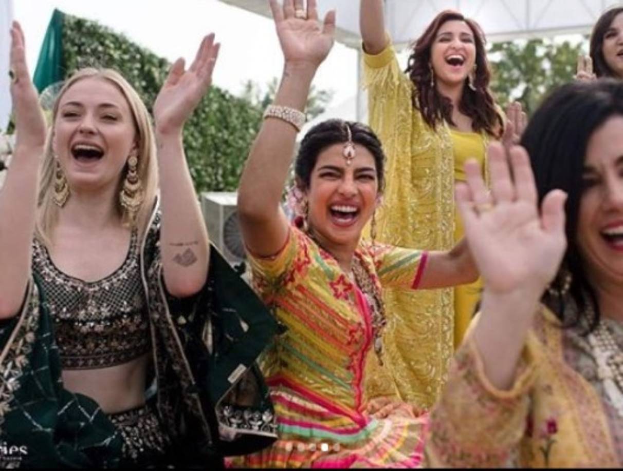 Por su parte, Priyanka compartió las mismas imágenes de su preboda realizada hoy, y que acompañó con el mensaje que Nick publicó en Instagram.