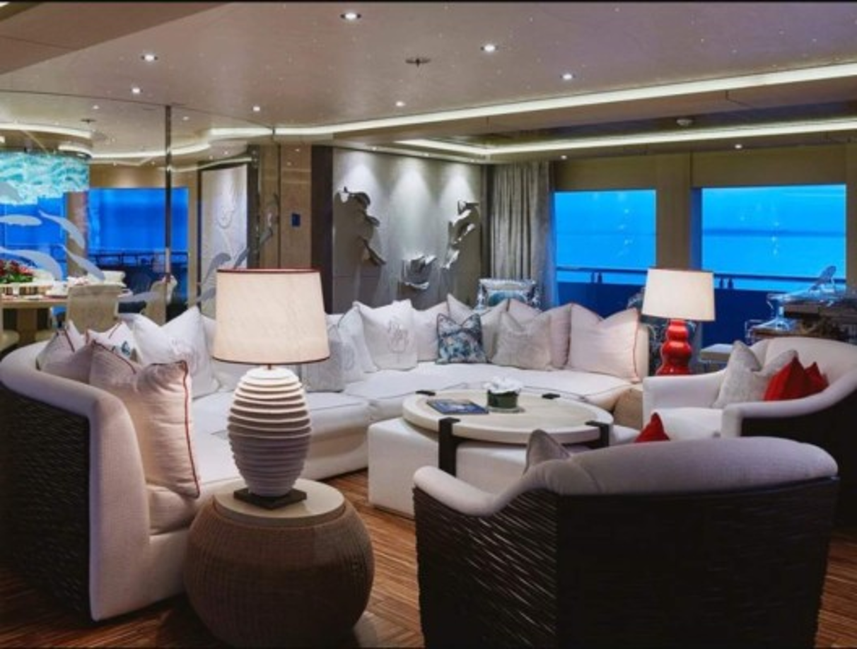 Las salas de estar tienen costosos muebles.