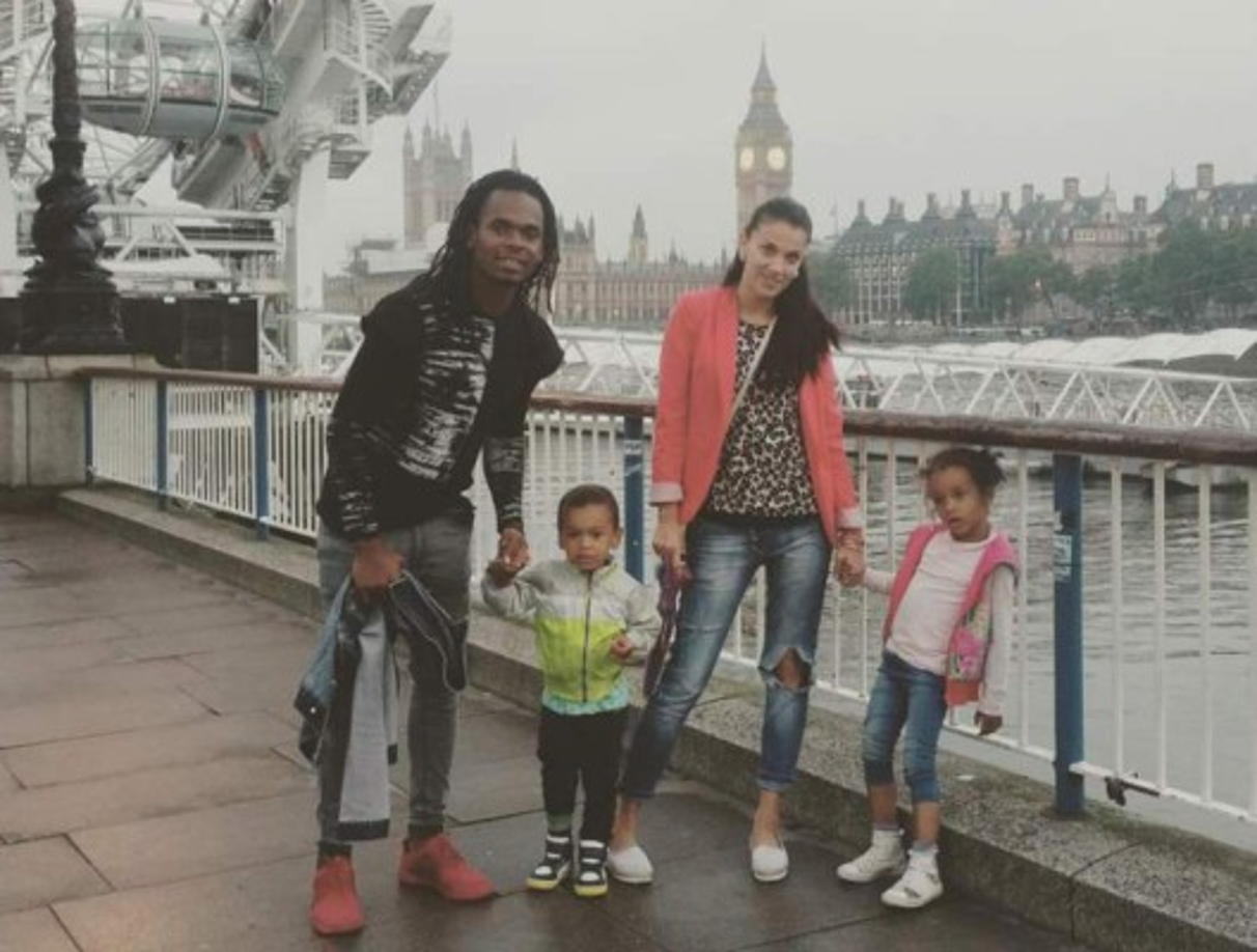 Luis Ramos y su chica en uno de sus ratos en familia.