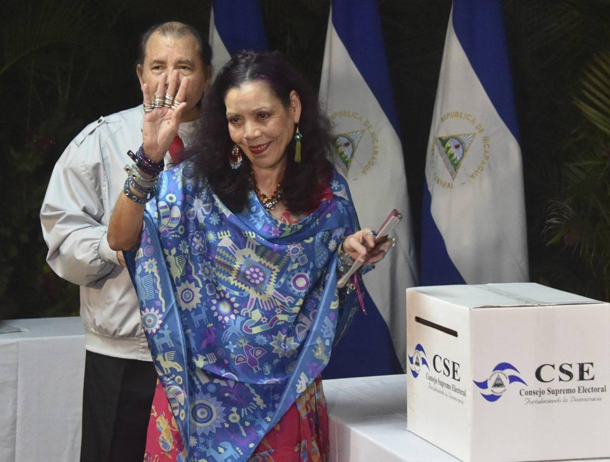 Murillo, de 70 años, es la actual vicepresidenta de Nicaragua y se mantiene como la primera sucesora del mandatario socialista. La también primera dama es la portavoz del Gobierno, acompañando a su esposo en todas sus apariciones públicas mientras en los corredores políticos se comenta que ningún funcionario mueve un dedo sin su autorización.